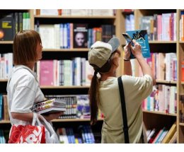 От корки до икорки: в книжных магазинах выросли цены и упали продажи От корки до икорки: в книжных магазинах выросли цены и упали продажи