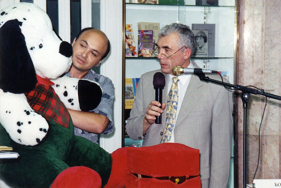 На праздновании в ТД «Библио-Глобус». Евгений Сосновский и Борис Есенькин, 1997 год